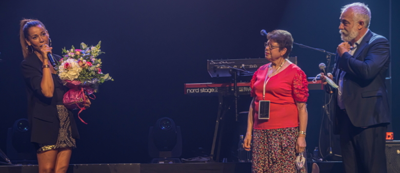 Monsieur le Maire et Mme Labrunie remettent un bouquet de fleurs